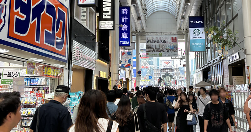 観光客だらけの戎橋商店街